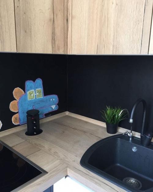 Черный фартук на маленькой кухне. 04