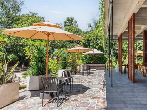 Архитекторы студии Khoan + Partners вдохнули жизнь в недостроенное бетонное здание в Камбодже, превратив его в стильное кафе с биофильным дизайном. 04