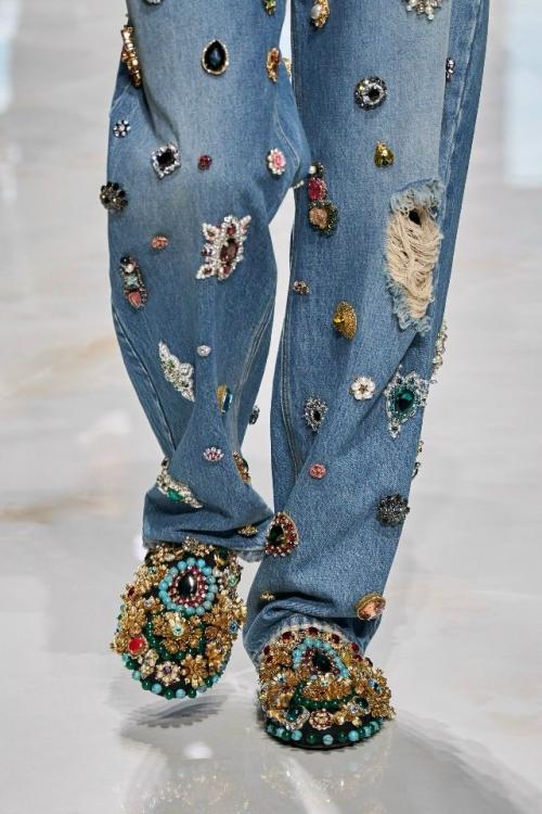 Джинсы Dolce & Gabbana весна - лето 2027: праздничный мы деним (листайте).
