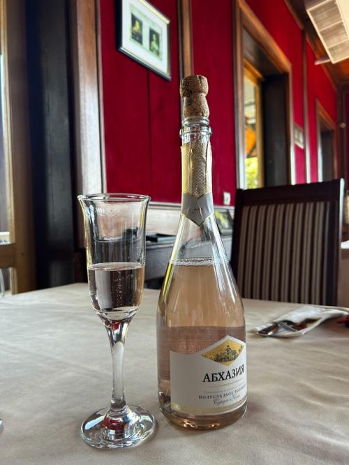 Гагрипш.  Наверное, самый известный ресторан в Абхазии, расположенный в приморском парке старой Гагры. 08