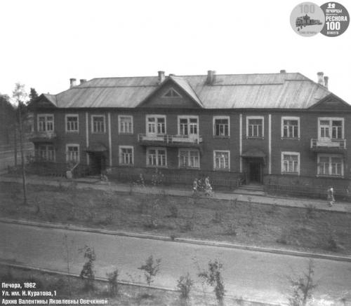 Печора уходящая.  Дом у церкви. 03