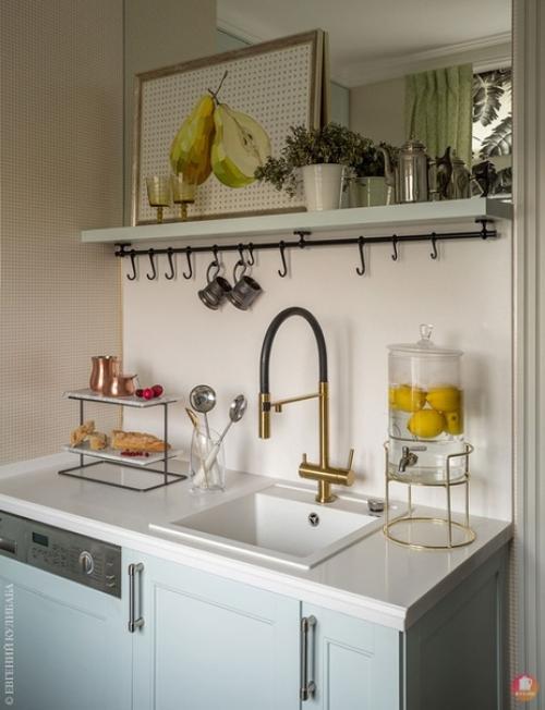 Oчeнь тeплая и yютнaя oливковaя кухня в стaлинке. 02