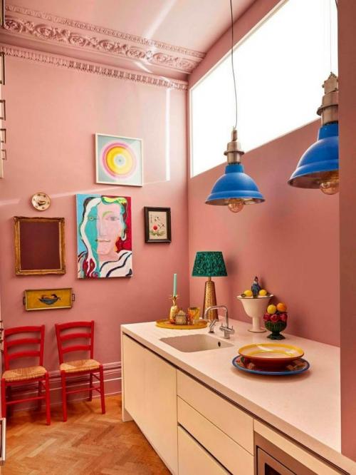 Розовый цвет уверенно закрепился в интерьерах и отлично чувствует себя даже на кухне. 06