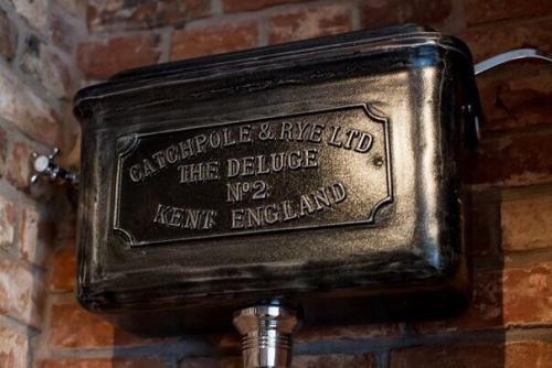 Холостяцкая квартирка?  Внимание на винтажные детали обратите. 01