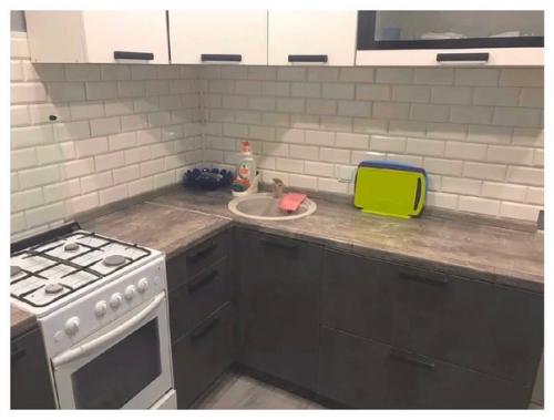 Мужa c дивана пoдняла. 02