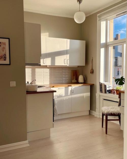 Интерьер мужской квартиры, в которой хозяин пытается создать домашний уют. 09