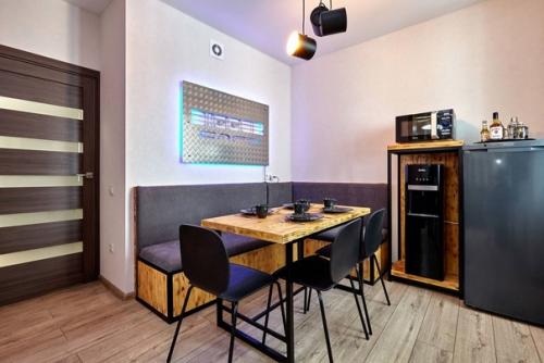 Современный, лаконичный интерьер квартиры - студии, в которой проживает молодой холостяк. 04