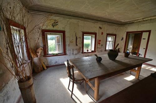 Русская глубинка: заброшенный, но всё ещё шикарный особняк в заброшенной деревне. 09