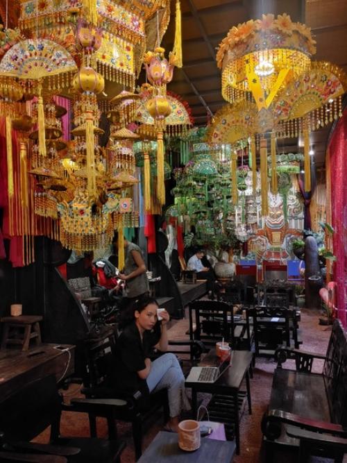 Кафе под дождем. 01