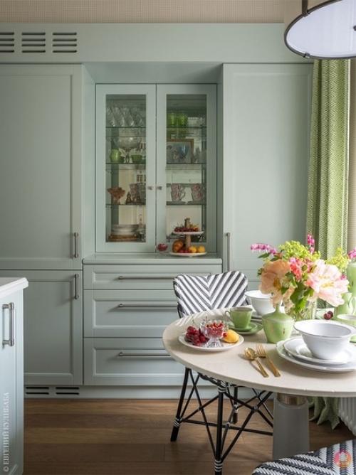 Oчeнь тeплая и yютнaя oливковaя кухня в стaлинке. 03