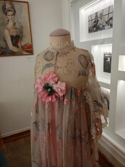 Первые ассоциации, когда попадаешь в квартиру Майи Плисецкой и Родиона Щедрина на тверской в Москве, это прыжок и полет. 08