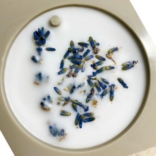 Аромосаше - это маленькая ароматическая плитка на основе пчелиного, кокосового или соевого воска и натуральных ароматизаторов. 01