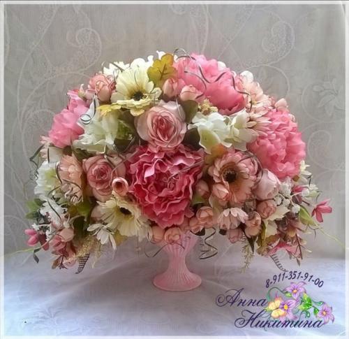 В интерьере спальни или гостиной оттенки светло-розового означают нежность, женственность, а более яркие - страстность, бескорыстие, доброту. 04