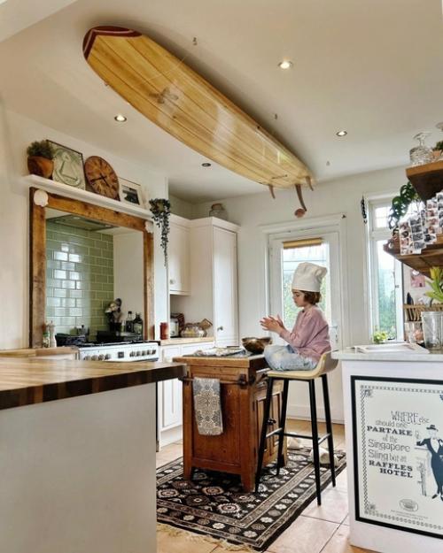 Гамак в гостиной, доска для сёрфинга на потолке кухни, зелёное пианино … только вам решать, как выразить в интерьере свою индивидуальность! 02