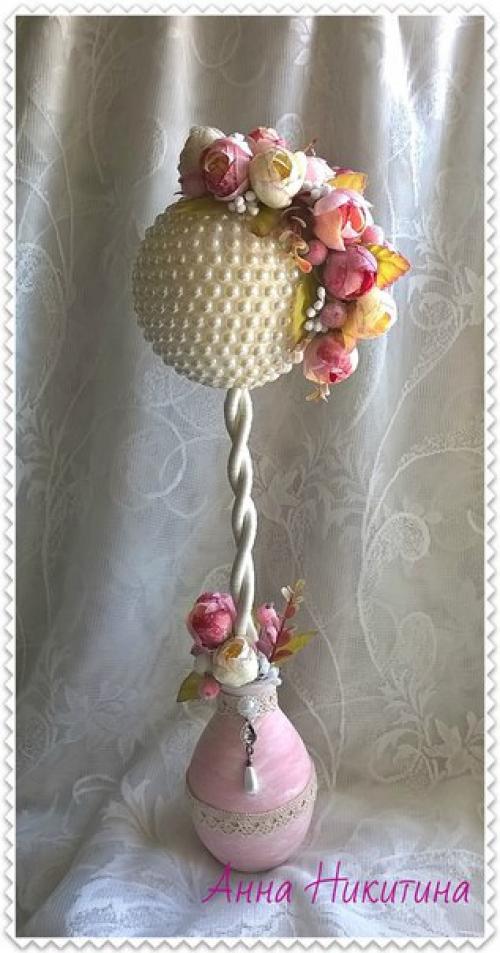 В интерьере спальни или гостиной оттенки светло-розового означают нежность, женственность, а более яркие - страстность, бескорыстие, доброту. 05