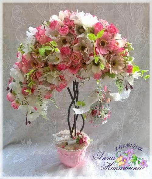 В интерьере спальни или гостиной оттенки светло-розового означают нежность, женственность, а более яркие - страстность, бескорыстие, доброту. 03