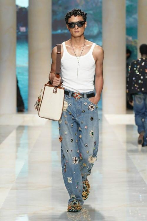 Джинсы Dolce & Gabbana весна - лето 2027: праздничный мы деним (листайте). 01