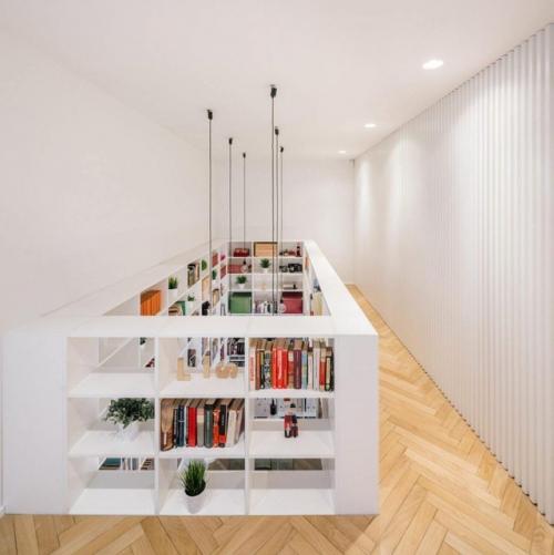 Первый раз квартиру с такой большой домашней библиотекой вижу. 02