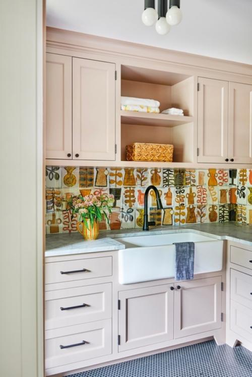 Плитка с разными рисунками на кухне, растения в ванной и необычная картина на стене: только малая часть способов в интерьер изюминки. 01