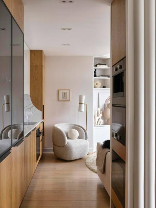 В этой просторной квартире с террасой создали атмосферу уюта и гармонии, где каждый элемент работает на ощущение спокойствия. 04