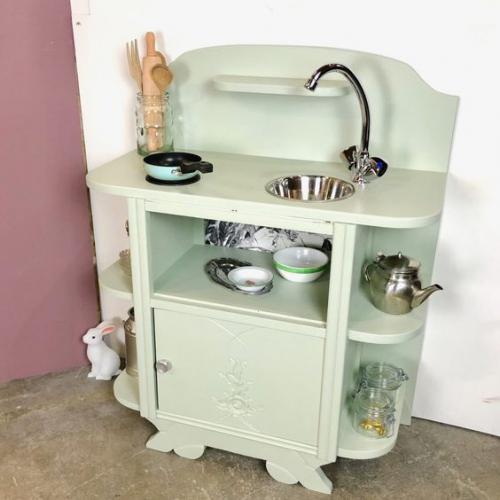 Детские кухни, которые продаются в магазине зачастую не вписываются интерьер стильной и уютной детской. 03