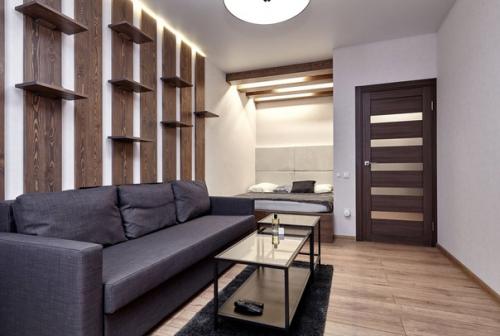 Современный, лаконичный интерьер квартиры - студии, в которой проживает молодой холостяк. 02