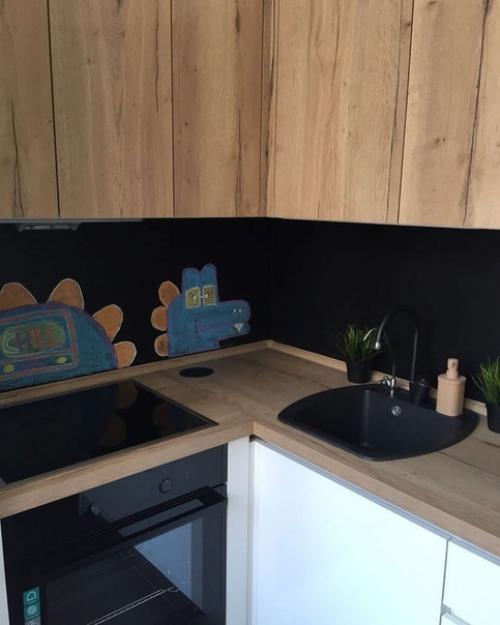 Черный фартук на маленькой кухне. 01