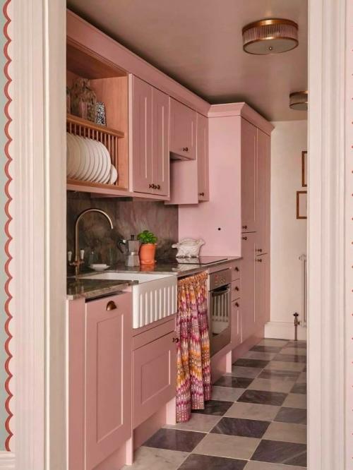 Розовый цвет уверенно закрепился в интерьерах и отлично чувствует себя даже на кухне. 03