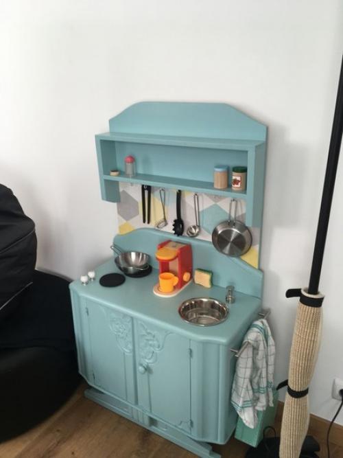 Детские кухни, которые продаются в магазине зачастую не вписываются интерьер стильной и уютной детской. 02