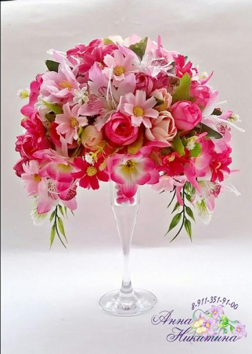 В интерьере спальни или гостиной оттенки светло-розового означают нежность, женственность, а более яркие - страстность, бескорыстие, доброту. 09