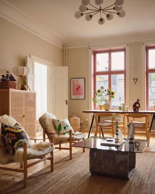 Ярко-розовые окна, красивые обои с колокольчиками в прихожей, зелёная ванная комната, диван в горошек, подсолнухи и арбузы. 07