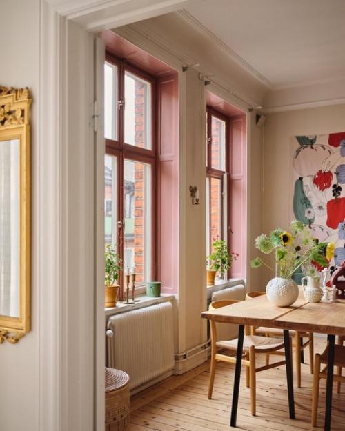 Ярко-розовые окна, красивые обои с колокольчиками в прихожей, зелёная ванная комната, диван в горошек, подсолнухи и арбузы. 03