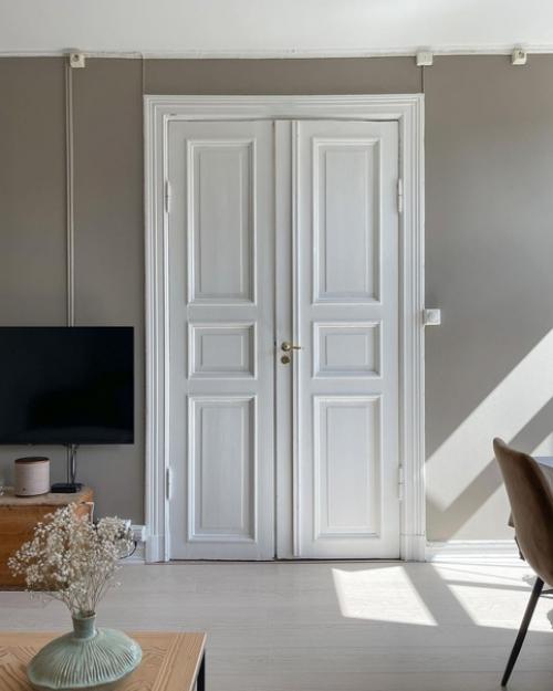 Интерьер мужской квартиры, в которой хозяин пытается создать домашний уют. 05