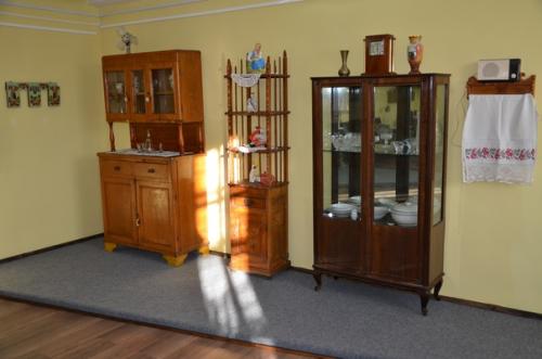 В последнее время мы пару раз Клянчили у наших подписчиков то торшер, то книжные полки. 01