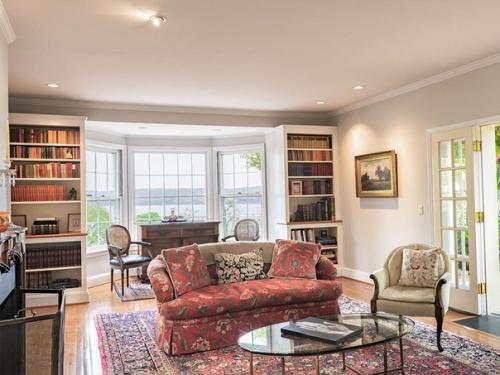 Одна из самых высокооплачиваемых актрис современности - Скарлетт йоханссон - недавно приобрела небольшой загородный дом близ реки гудзон. 01