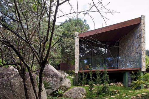 Небольшой дом в качестве пристанища писателя в окружении нетронутой природы. 

