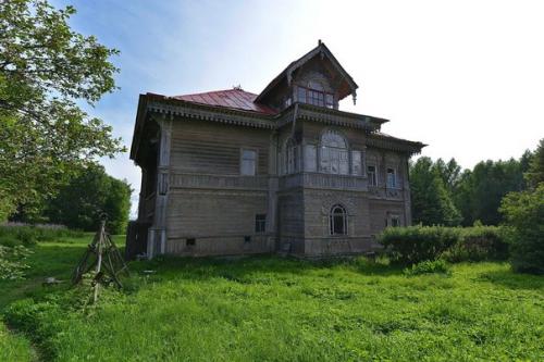 Русская глубинка: заброшенный, но всё ещё шикарный особняк в заброшенной деревне. 05