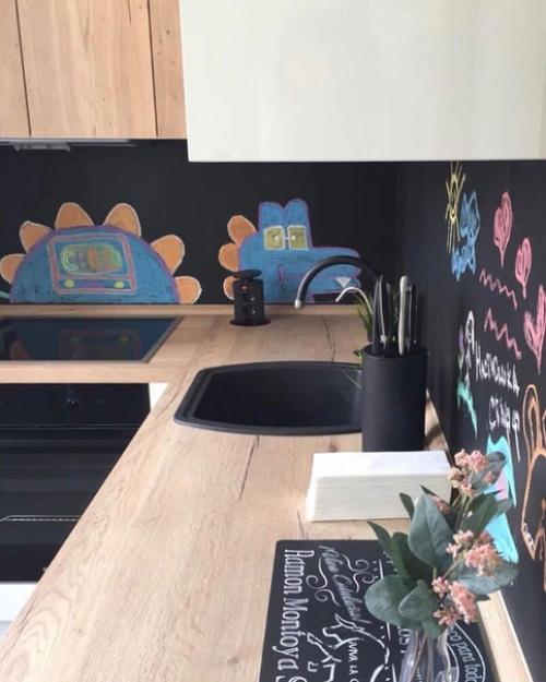 Черный фартук на маленькой кухне. 02