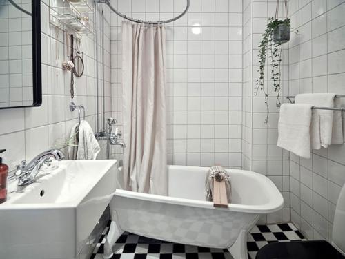 Альбом номер 2. кирпичная стена, винтажные нотки и белая лестница: необычная квартира в Швеции. 08