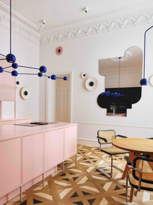 Розовый цвет уверенно закрепился в интерьерах и отлично чувствует себя даже на кухне. 05