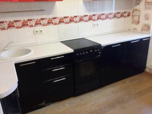 Комбинация красного, белого и черного оттенка в интерьере кухни будет идеальным вариантом для ценителей яркого творческого дизайна. 03