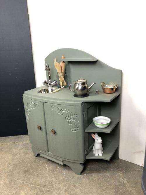 Детские кухни, которые продаются в магазине зачастую не вписываются интерьер стильной и уютной детской. 01