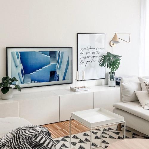 Белые стены, деревянная мебель и декор, растения и уютный текстиль - классика скандинавского стиля в интерьере. 06