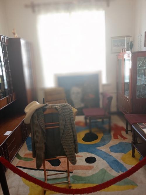 Первые ассоциации, когда попадаешь в квартиру Майи Плисецкой и Родиона Щедрина на тверской в Москве, это прыжок и полет. 04