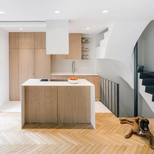 Первый раз квартиру с такой большой домашней библиотекой вижу. 01