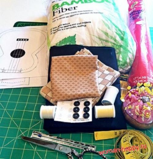 Подушка - гитара.  Вы любите делать диванные подушки сами! 01