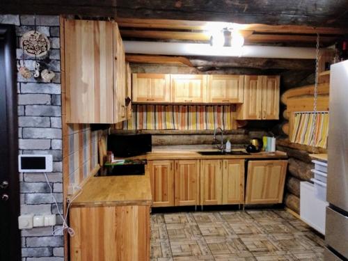 Наша кухня - столовая в доме из сухостойной карельской сосны. 01