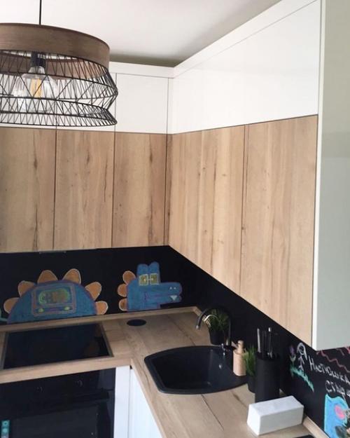 Черный фартук на маленькой кухне. 08