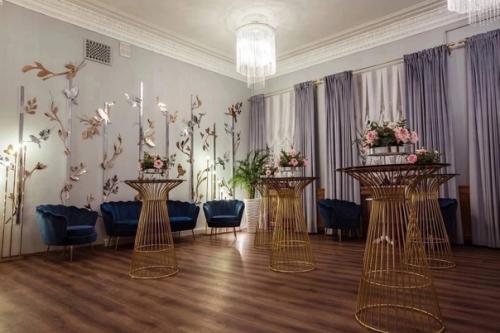 Свадебное торжество прямо во дворце бракосочетания. 01