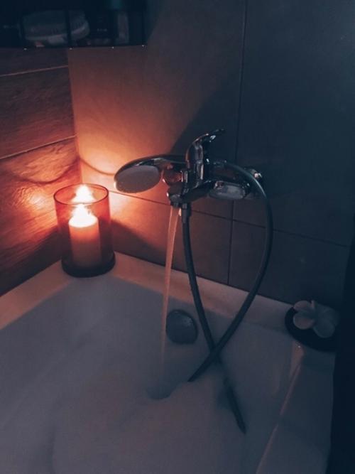 Можно сказать, что это образцовая уютная ванная комната. 02